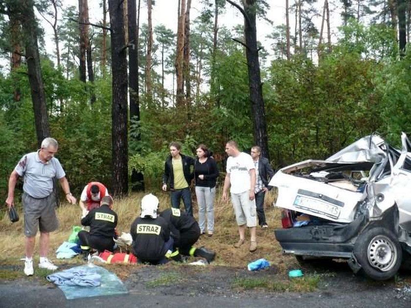 Fiat był tak zmiażdżony, że strażacy musieli rozcinać karoserię