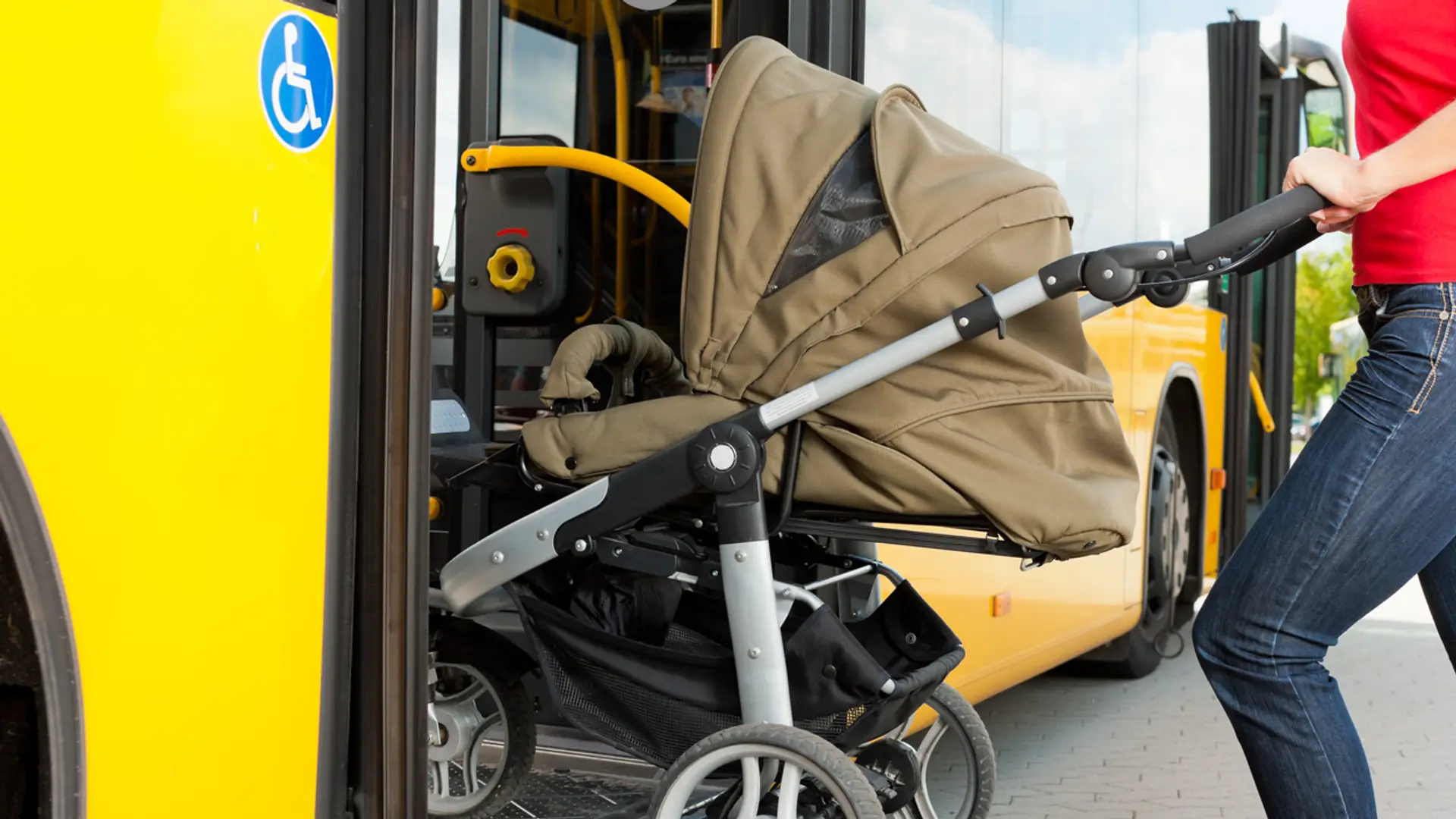 Kierowcy wyśmiewają mamy podróżujące z wózkami: "inwalidki umysłowe", "siedźcie w domach"