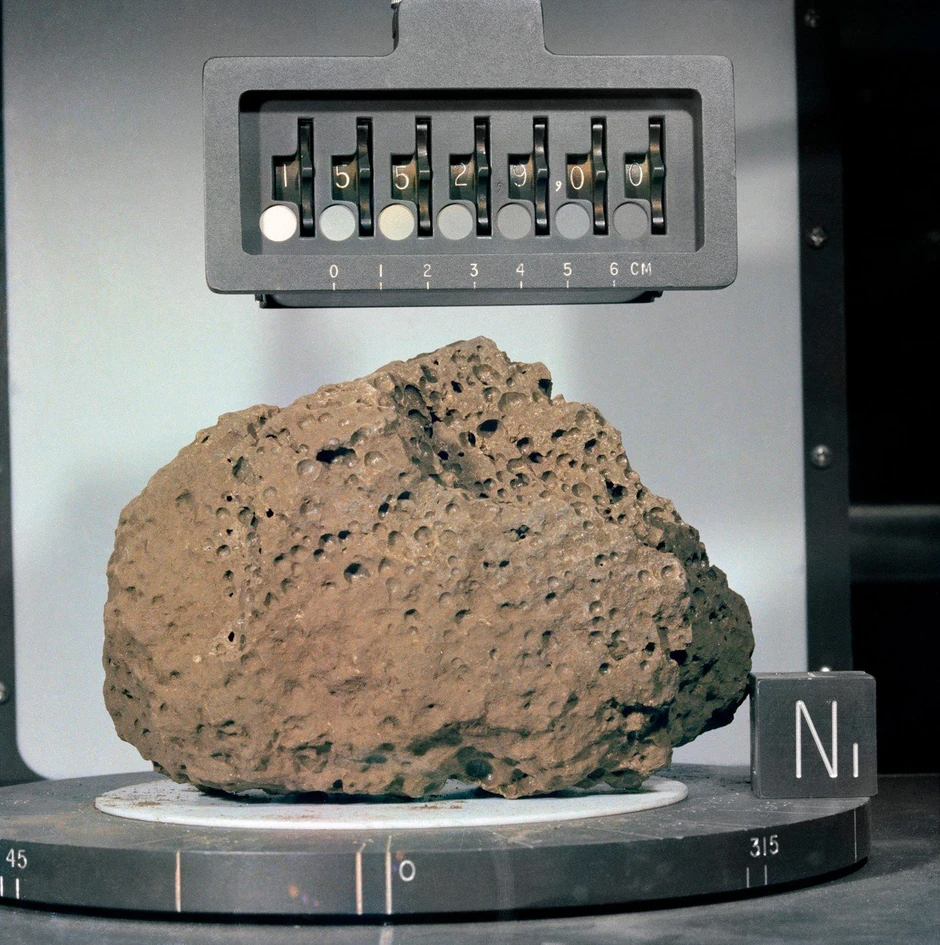 Da bi preneli uzorke astronauti su ostavili svašta za sobom (na slici: kamen donet sa misije Apolo 15 1971.)