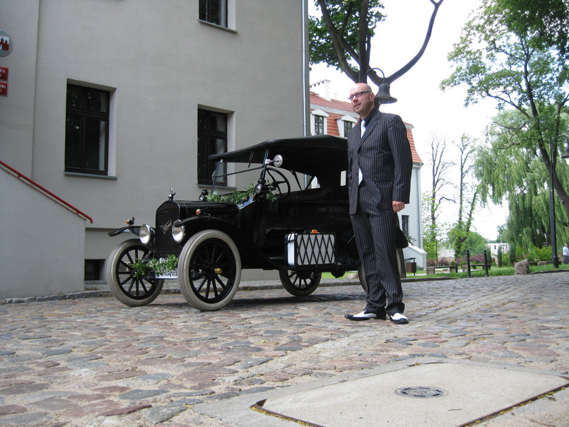 DZIENNIK.PL Zabytkowa motoryzacja to pasja? Jak stał się Pan właścicielem forda model T? Dariusz Bartosik: Wygląda na to, że mam to "we krwi". Jakiś czas temu doszedłem do wniosku, że wszystko zaczęło się od dziadka, który zaszczepił we mnie miłość do motoryzacji. Brał on m.in. udział w zawodach motocyklowych. Dziś pasję dzielę z tatą - mamy kilka zabytkowych pojazdów - m.in. forda mustanga cabrio z 1965 r. Zajmujemy się renowacją i uczestniczymy w regionalnych zlotach miłośników danej motoryzacji. Forda model T sprowadziłem do Polski z USA.