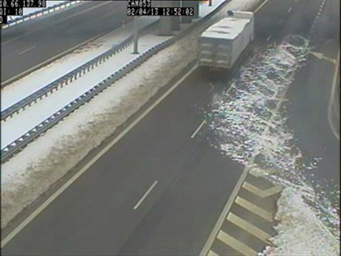 Zwały śniegu spadające z naczepy i o włos od tragedii