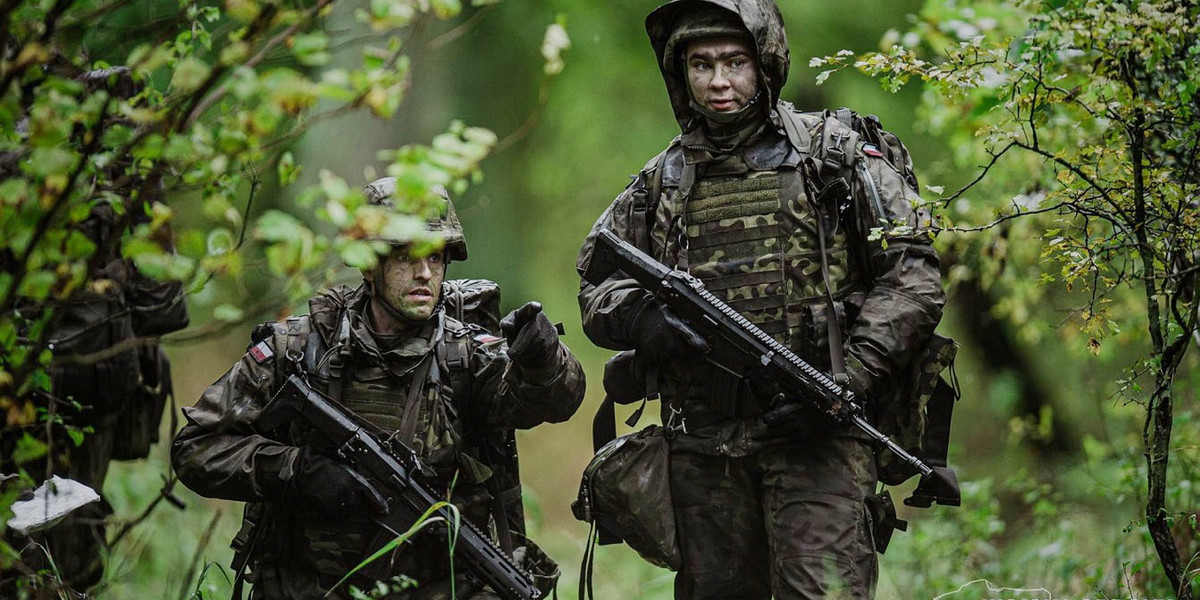 Dobrze wyposażone wojsko, szkolenia dla cywili i powiększenie Wojsk Obrony Terytorialnej – sprawdzamy, co partie obiecują, by zwiększyć bezpieczeństwo Polaków