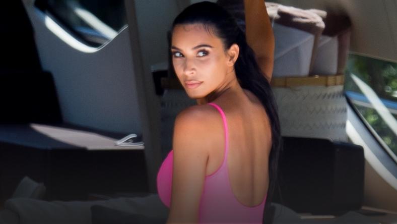 Kim Kardashian w różu na łodzi