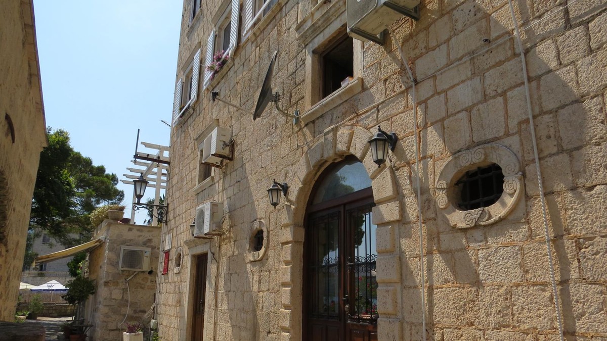 VILA OD DVA MILIONA EVRA IZ 18. VEKA Naš pevač u Crnoj Gori kupio nekretninu u kojoj je letovao Njegoš: 