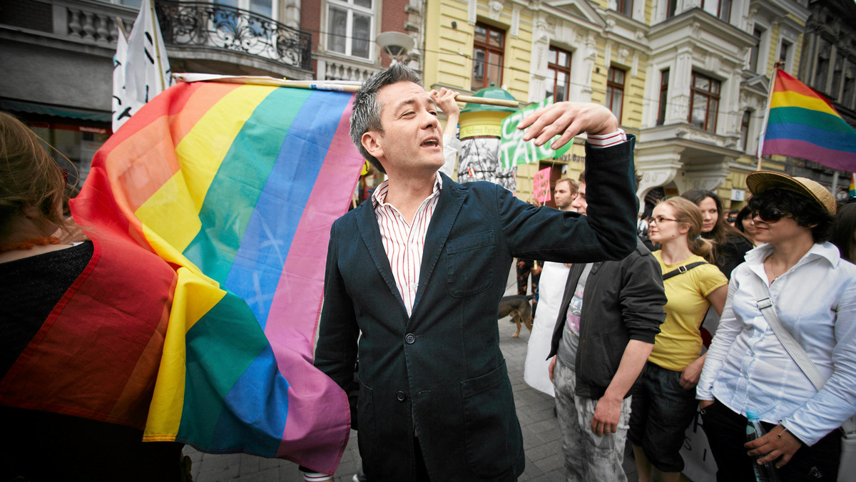 Czy Robert Biedroń reprezentuje polskie środowiska homoseksualne, czy Roberta Biedronia? Zdaniem wielu gejów - wyłącznie siebie.