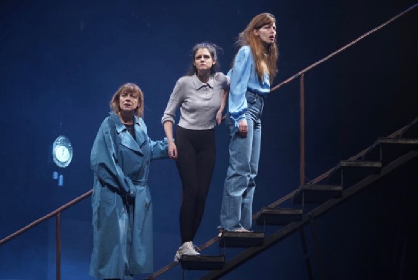 Anita Mančić, Sanja Marković i Tamara Dragićević na probi predstave „Čudo u Šarganu“