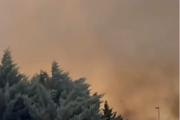 (VIDEO) DRAMA U MOSTARU, GUST OTROVNI DIM GUTA GRAD! Stravičan požar na deponiji, radnici odmah evakuisani, izdata STROGA ZABRANA za sve: Ne otvarajte prozore i ne pijte OVU VODU