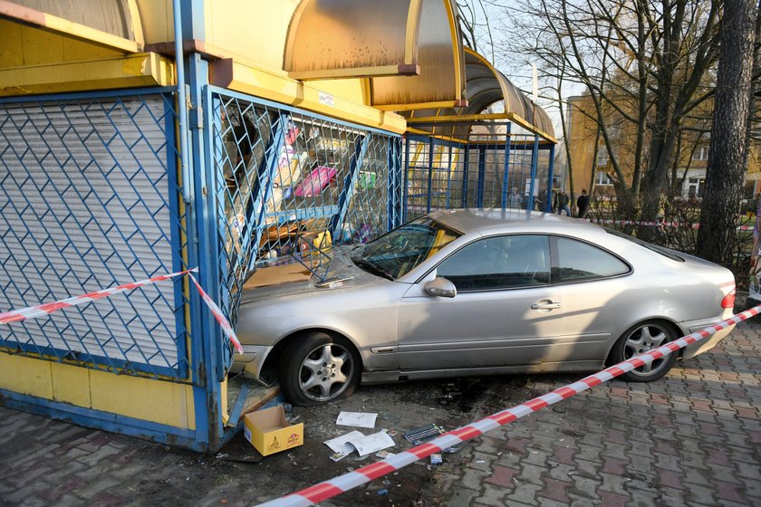 Horror w Stalowej Woli. Nastolatek wjechał w kiosk. Jedna osoba nie żyje