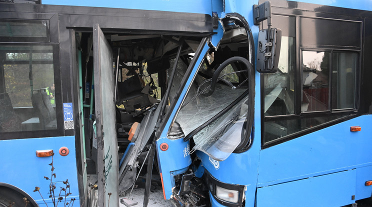 Frontálisan ütközött a két busz / Fotó: MTI/Mihádák Zoltán