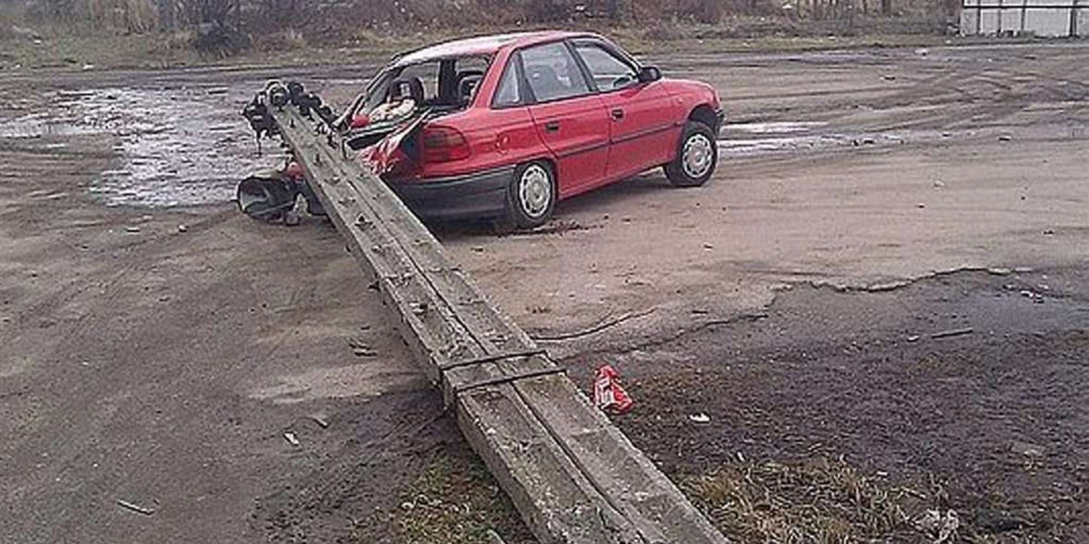 O rany! Ułamek sekundy dzielił kierowcę od śmierci. Słup spadł na auto!