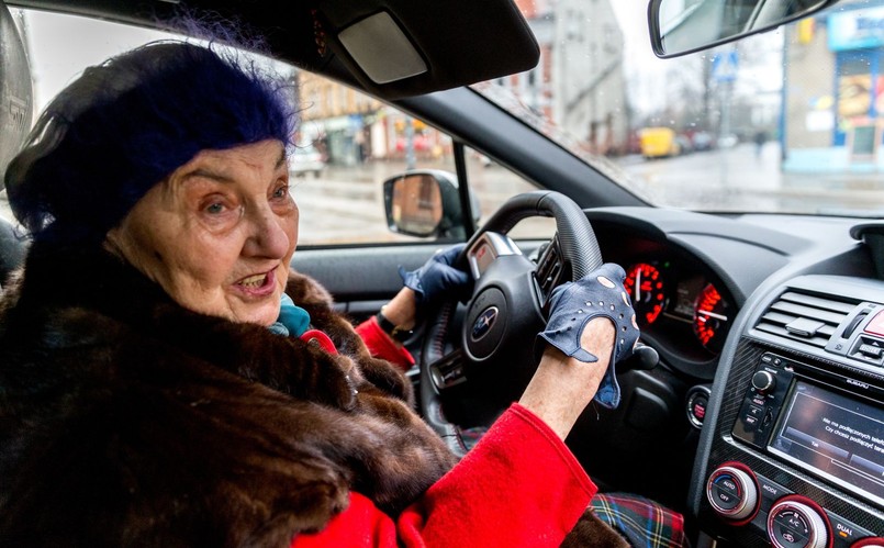 Michalina Borowczyk-Jędrzejek z Katowic od 13 lat jeździ najmocniejszymi wersjami Subaru. Niedawno przed kamerą "Raportu Turbo" stacji TVN pokazała, jak panuje nad swoim 300-konnym WRX STI. Opowiedziała też, jak reaguje na zaczepki młodych kierowców…