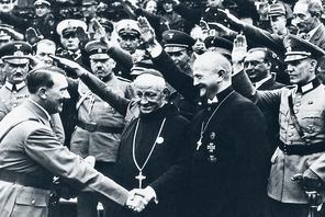 Hitler wita się z biskupami ruchu Niemieckich Chrześcijan, Albanusem Schachleiterem (z lewej) i Ludwigiem Müllerem.
