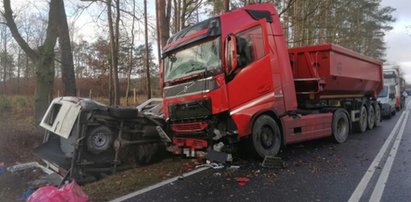 Tragiczne zderzenie busa z ciężarówką! Są zabici i ranni