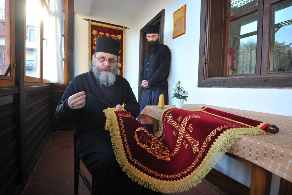 Otac Stefan je pre dolaska u manastir radio u tekstilnoj fabrici