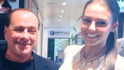 Így pózol Berlusconival Sarka Kata - Fotó!