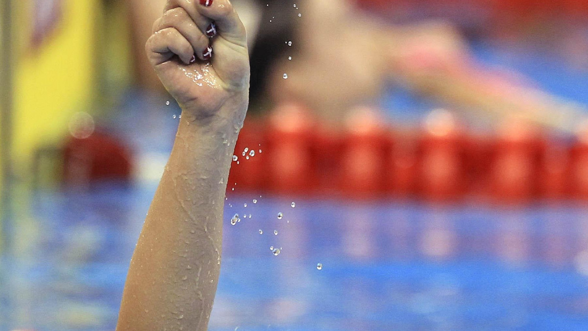 Duńska gwiazda pływania Lotte Friis była obecna na konferencji prasowej poświęconej otwarciu mistrzostw Europy w pływaniu na krótkim basenie w Szczecinie. Zaskoczyła wszystkich swoimi... paznokciami. Były pomalowane na wzór flagi jej kraju.