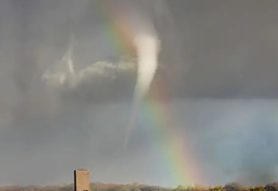 Zobacz zdjęcie szczęśliwca, który uchwycił tornado i tęczę na jednej fotce