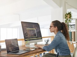 Kobiety, do komputerów! Deficyt programistek w Polsce może mieć negatywny wpływ na działanie AI