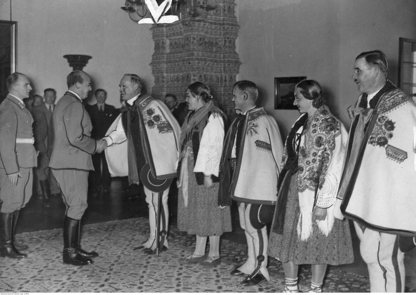 W dniu urodzin Adolfa Hitlera gubernator Hans Frank przyjmuje na Zamku Królewskim w Krakowie delegację górali