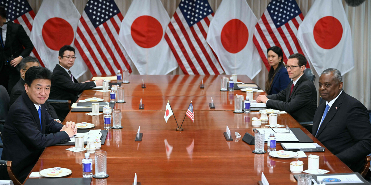 Spotkanie japońskiego ministra obrony Minoru Kihary i szefa Pentagonu Lloyda Austina.