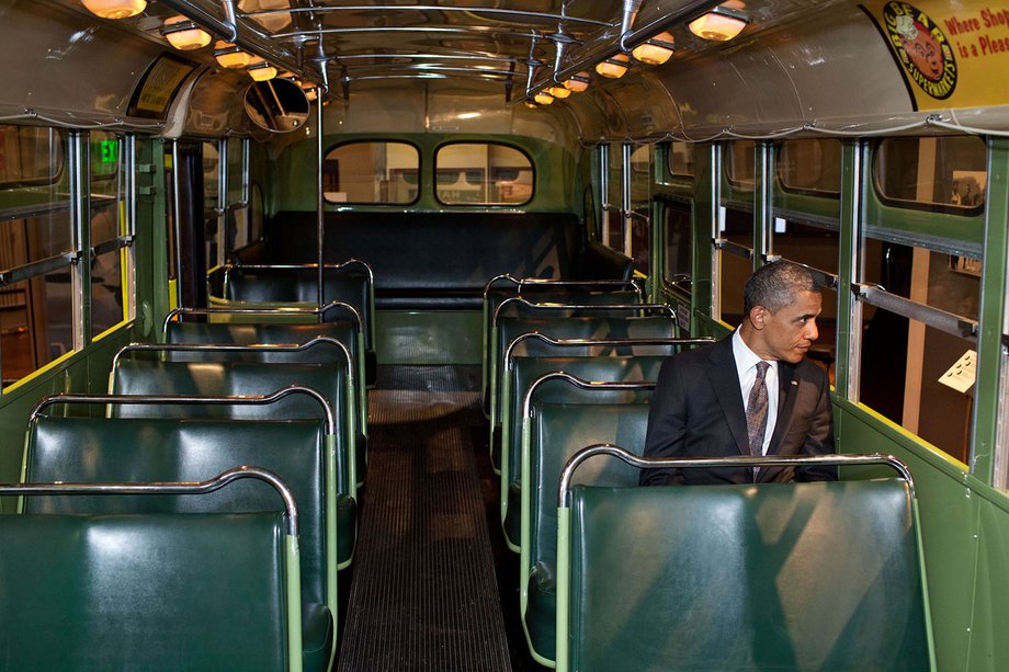 Barack Obama siedzi w tym samym autobusie, w którym Rosa Parks w 1955 r. odmówiła opuszczenia swojego miejsca na rzecz białego pasażera.