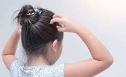 Siwe włosy u dzieci. Czy jest się czym martwić?