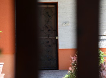VEŠTO SKRIVENA VILA NADOMAK BEOGRADA postala BIZNIS, a komšije OTKRILE PRAVU ISTINU o popularnoj voditeljki, koja je sa mužem profesorom IZGRADILA OAZU!