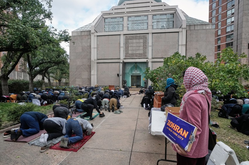 Aktivisti kampanje Zohrana Mamdanija kod Islamskog kulturnog centra u Njujorku 31. oktobra