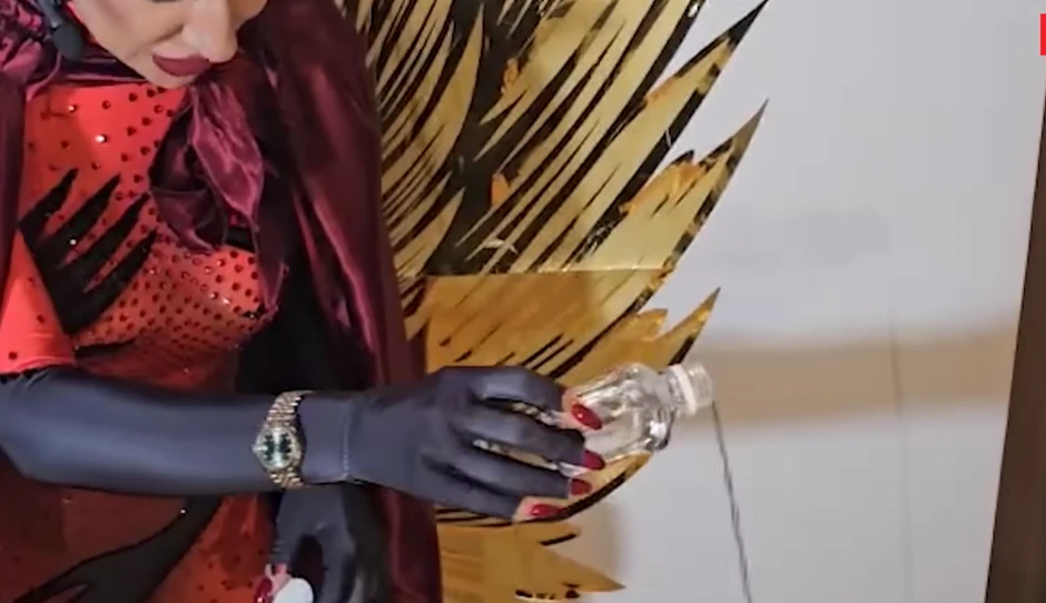 Jovana prosipa svetu vodicu