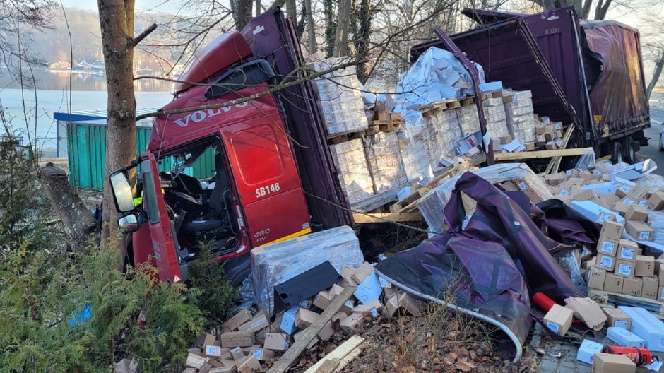 Wypadek ciężarówki przewożącej żarówki na DK22