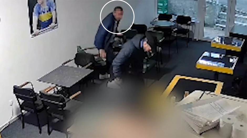 Gost lokala nekoliko sekundi gleda nasilje