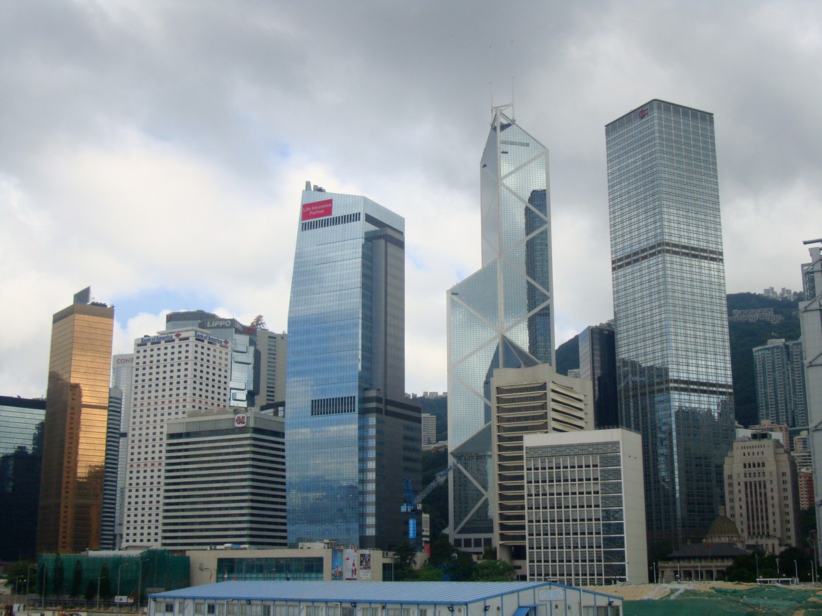 Wyspa Hongkong z charakterystcznym budynkiem Banku Chińskiego
