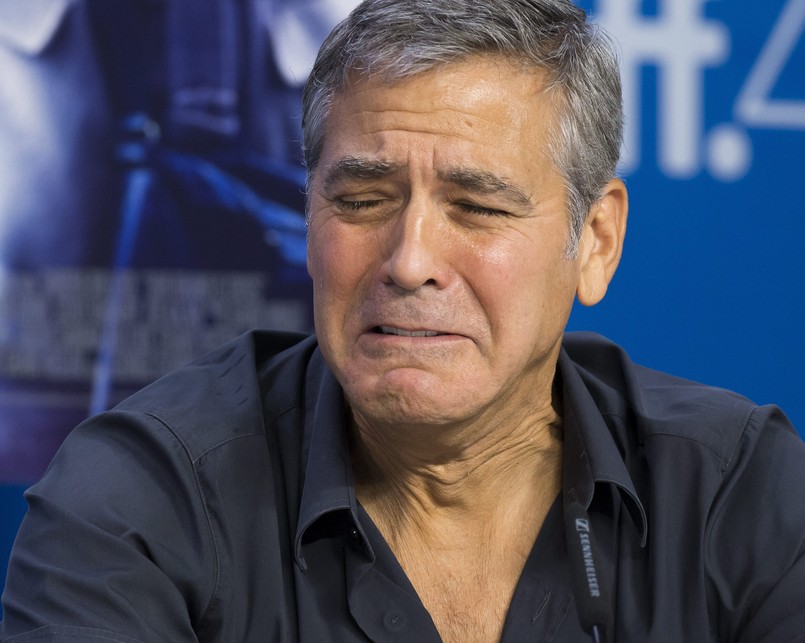 Zapłakany Clooney promował na Toronto Film Festival obraz "Our Brand Is Crisis". Nie zagrał w nim jednak, a tylko wystąpił w roli producenta, oddając pola Sandrze Bullock i Billy'emu Bobowi Thorntonowi. Choć określenie "nie zagrał" nie jest w tym przypadku odpowiednie. Podczas konferencji prasowej na słynnym festiwalu Sandra Bullock zdradziła bowiem, że Clooney był jej dublerem w scenie "wypięcia pupy" i to jego cztery litery można zobaczyć na ekranie.