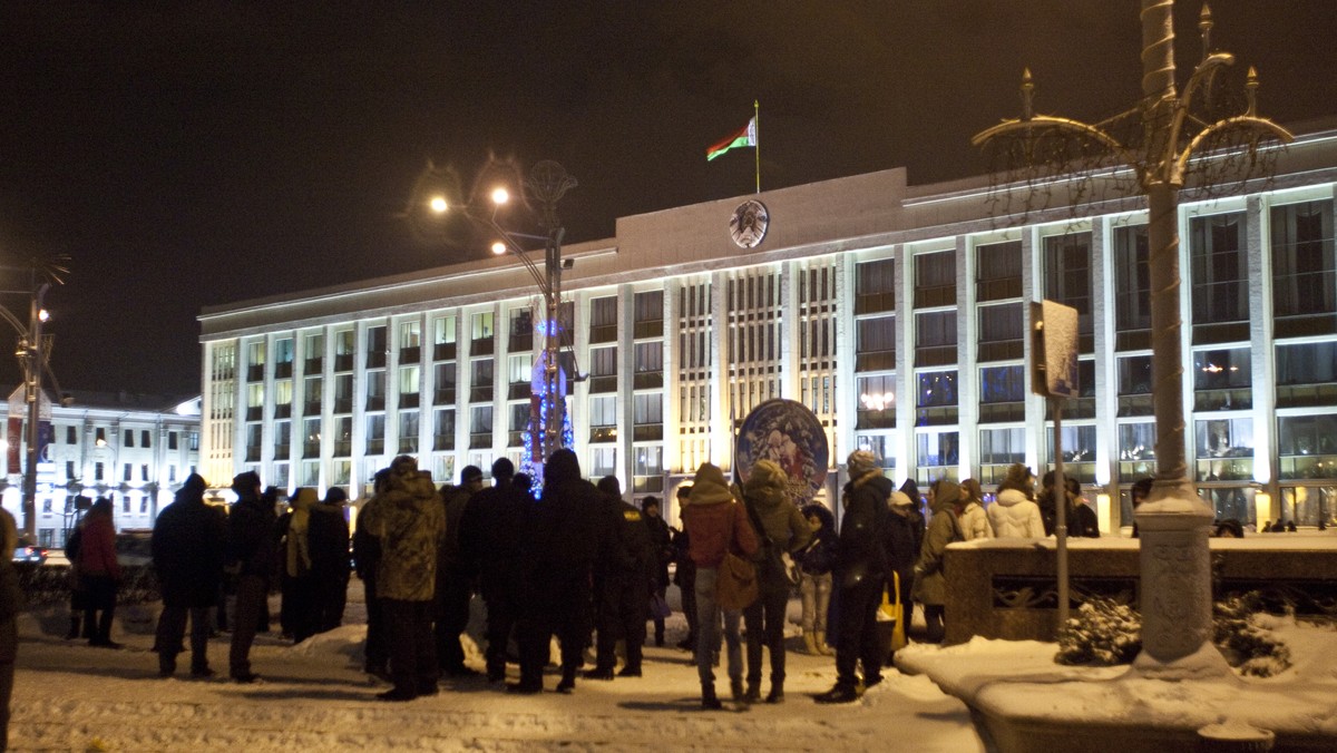 Na Placu Niepodległości w Mińsku członkowie organizacji młodzieżowych demonstrowali w poniedziałek, dzień po tym, gdy w tym samym miejscu odbyła się wielotysięczna demonstracja opozycji rozbita przez OMON. Ich protest został szybko zlikwidowany przez milicję.