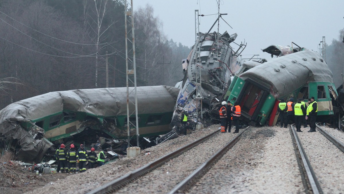 Rośnie liczba ofiar katastrofy kolejowej pod Szczekocinami. Od kiedy zaczęto używać ciężkiego sprzętu i podniesione wraki wagonów, wydobyto kolejne ciała - 15 ofiarę, którą było widać już wcześniej, oraz jeszcze jedno ciało. Tym samym liczba ofiar wynosi już 16. Okazało się także, że jedną z ofiar jest Amerykanin.