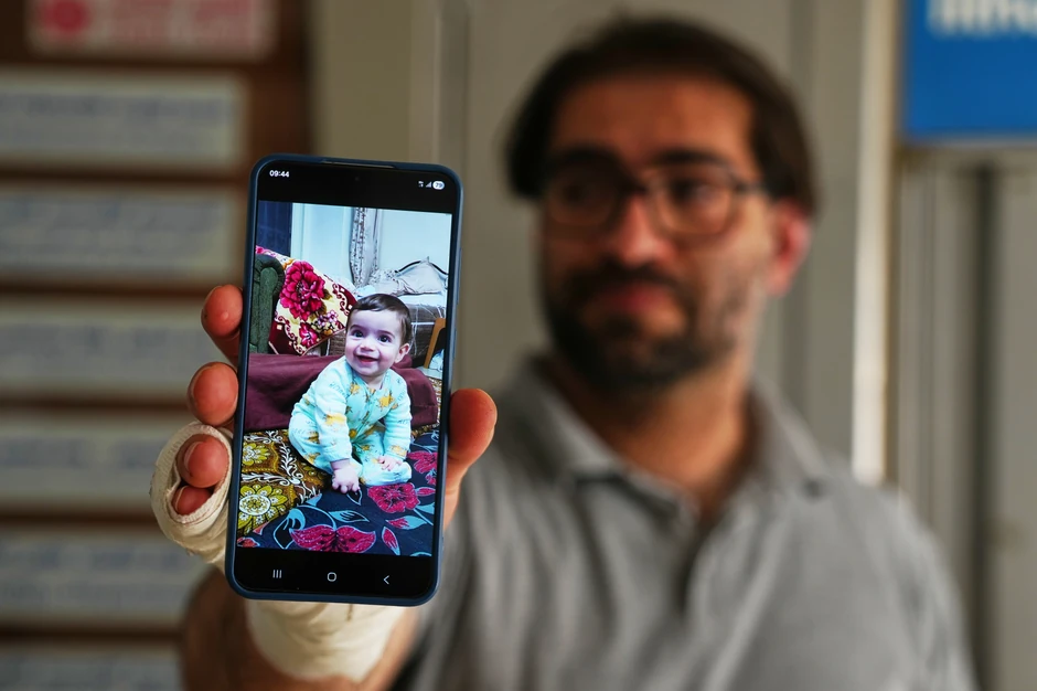 Otac ubijene sedmomesečne beba pokazuje fotografiju svog sina