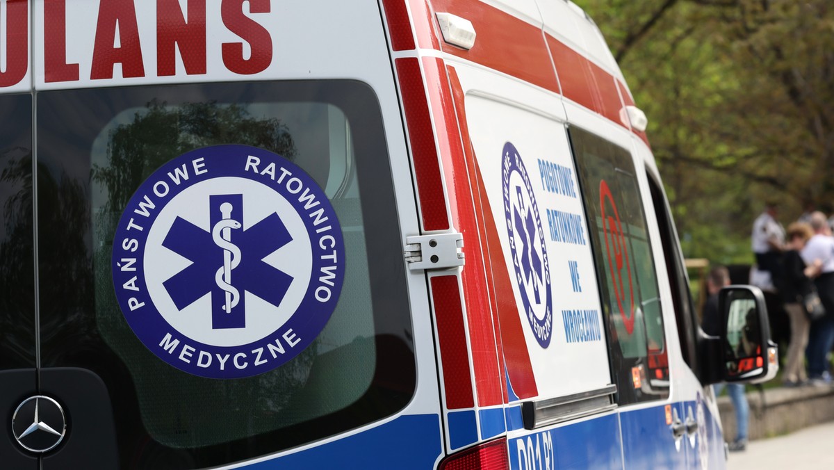 20 agresywnych mężczyzn zaatakowało ratowników medycznych pod Warszawą [Źródło: Onet]