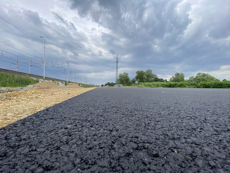 Nowa droga wzdłuż linii kolejowej w Zabrzegu i Ligocie - 6.06.2022 - autor: mp / czecho.pl; roba25