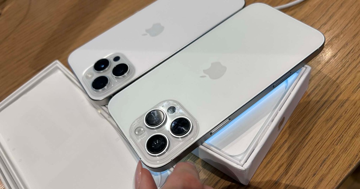 Pokazał dwa iPhone'y i zapytał, który jest "legitny". Przecierali oczy ze zdumienia