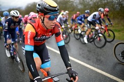 Filip Maciejuk spowodował olbrzymią kraksę w peletonie. Polak zdyskwalifikowany [WIDEO]