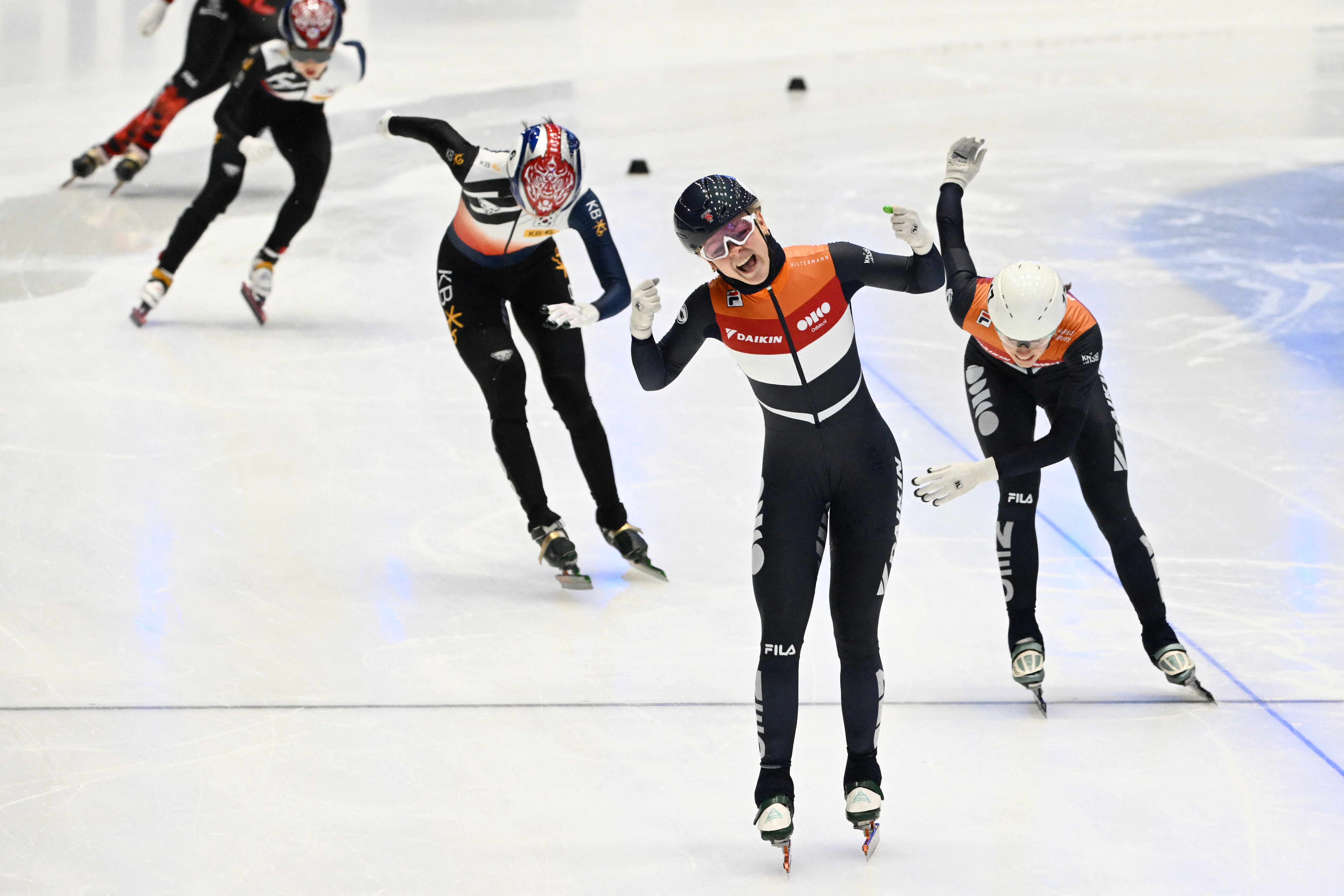 Bittere bijsmaak: Velzeboer pakt derde 500m-zege, zus eruit na botsing
