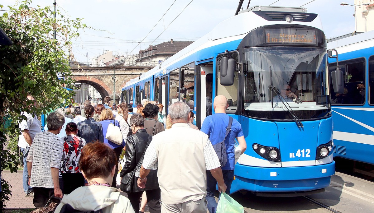Krakova tramvay sürücüsündən qəhrəmanlıq – nəfəs almayan körpəyə ilk yardım