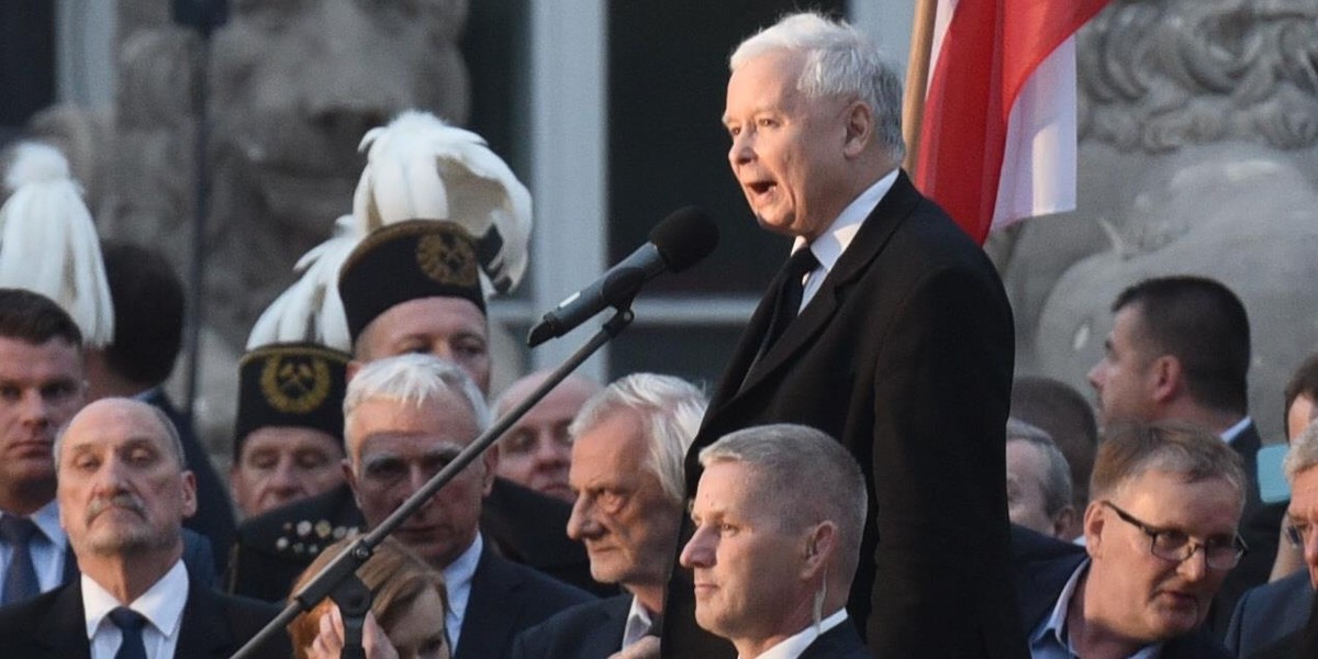 Miesięcznica smoleńska: policja usuwa demonstrantów