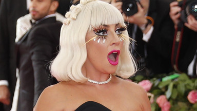 MET Gala 2019: Lady Gaga pod wielką suknią skrywała trzy inne kreacje. Rozebrała się niemal do naga!