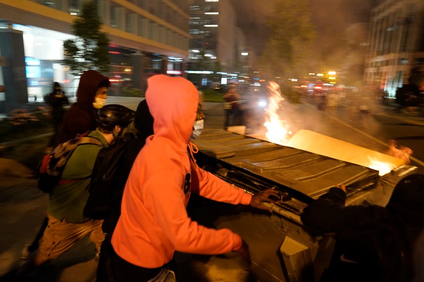 U blizini Bele kuće demonstranti su na policajce gurali zapaljene kontejnere