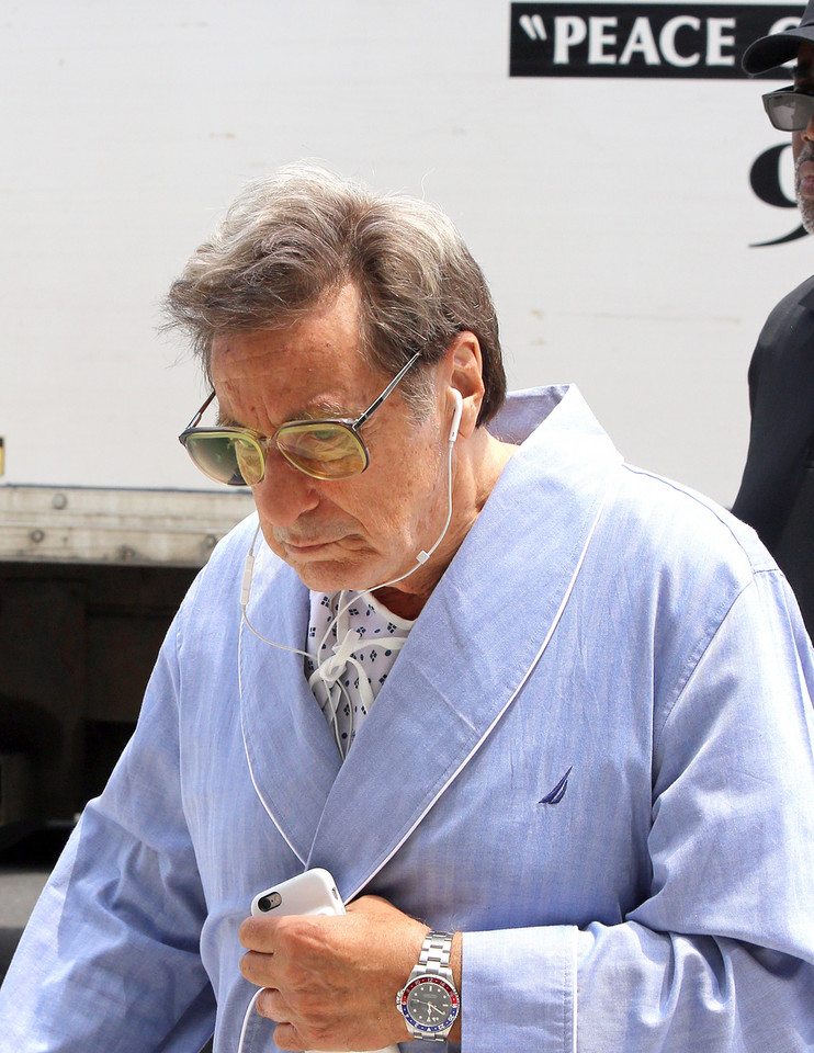 Al Pacino w szlafroku i kapciach