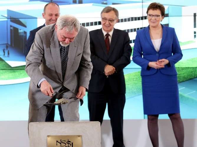 Jacek Majchrowski (z przodu), Marek Sowa (z tyłu po lewej) i Wojciech Nowak i Ewa Kopacz