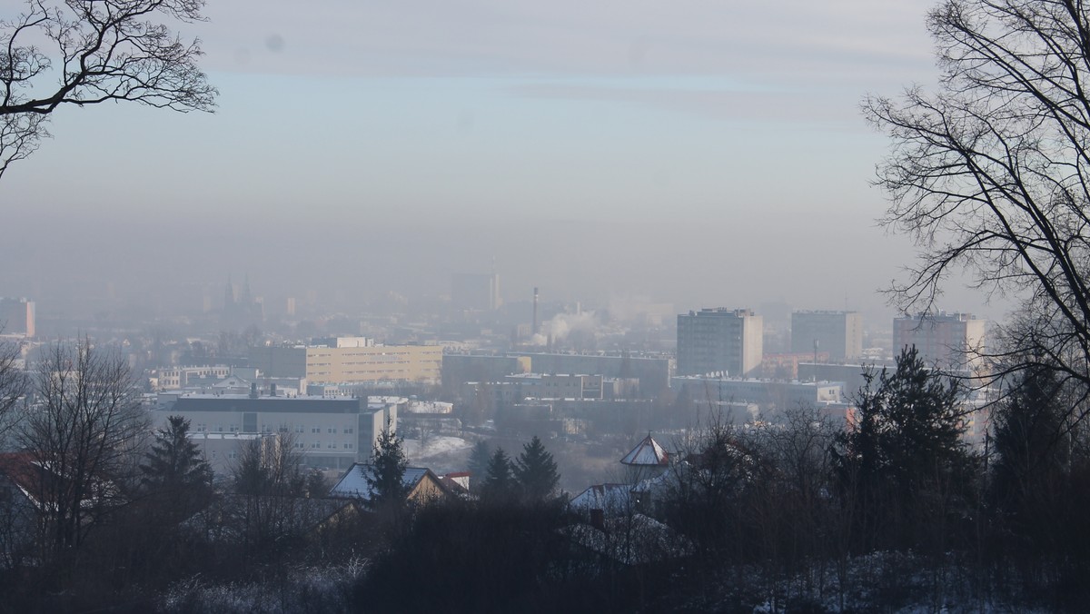 Mieszkańcy stolicy regionu świętokrzyskiego znowu mają powody do obaw. Od rana jakość powietrza w Kielcach pozostawia wiele do życzenia. Według dzisiejszych pomiarów Wojewódzkiego Inspektoratu Ochrony Środowiska stężenie niebezpiecznych dla zdrowia pyłów kilkakrotnie przekracza dopuszczalne normy.