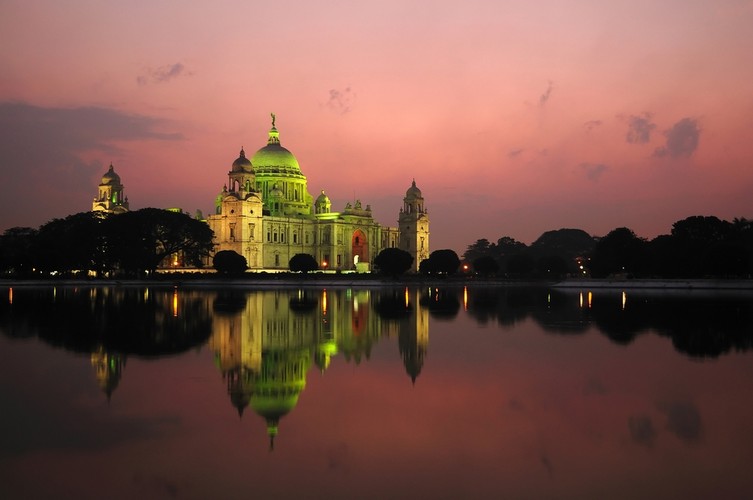 4. Kalkuta, Indie. Trzecie największe miasto Indii pod względem PKB jest usytuowane w największej delcie rzecznej świata. Kalkuta podatna co roku w okresie od czerwca do września na powódź, jest tylko w 50 proc. pokryta systemem drenów, wybudowanym jeszcze za czasów Imperium Brytyjskiego. W 2007 roku na miasto w ciągu trzech dni spadło tyle wody, ile wynosi ¼ rocznych opadów. Szacuje się, że w 2070 roku zagrożonych powodzią będzie aż 14 mln mieszkańców tego miejsca.