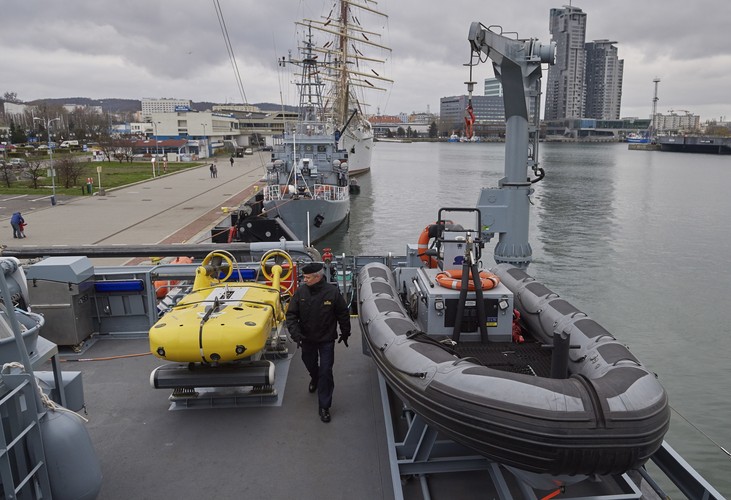 Okręt wybudowany został przez gdańską stocznię Remontowa Shipbuilding S.A. Program budowy okrętu proj. 258 'Kormoran II' rozpoczęto w 2007 r. Kontrakt między Inspektoratem Uzbrojenia, a konsorcjum pod wodzą stoczni Remontowej Shipbuilding podpisano we wrześniu 2013. W skład konsorcjum weszły także OBR Centrum Techniki Morskiej i Stocznia Marynarki Wojennej.
<br>
Na zdjęciu: Sonar i łódź motorowa na pokładzie nowego okrętu, niszczyciela min ORP „Kormoran”